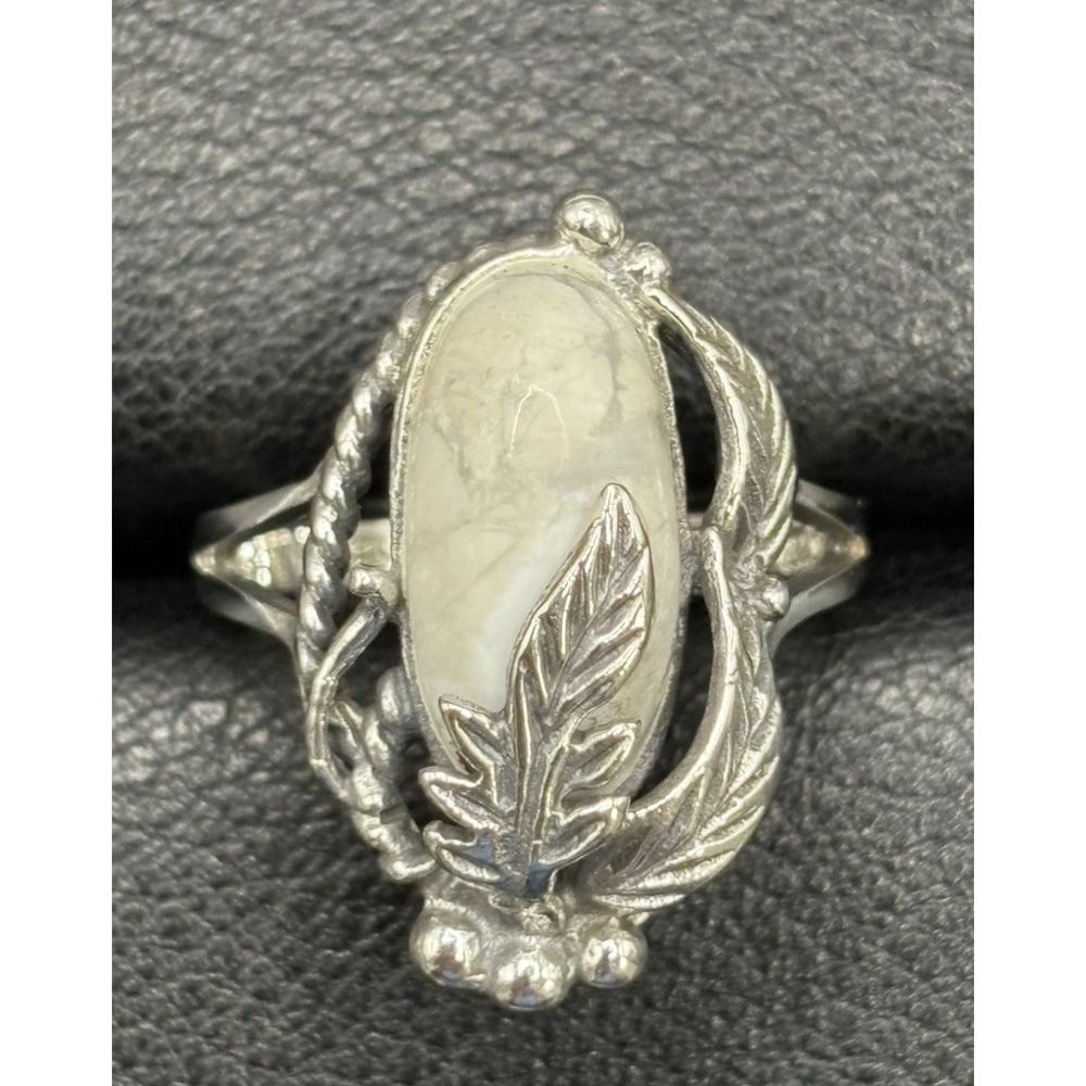 New Condition Sterling Silver White Buffalo Feather Ring 4 Grams Size 7 E22